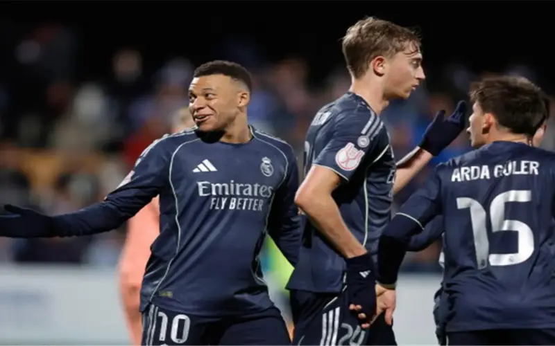 نجم ريال مدريد يلمح لتجديد عقده بعد فوز بيريز